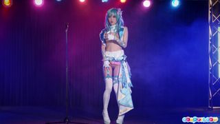 Du wirst eine stolze japanische Cosplayerin namens Ria Kurumi sehen.