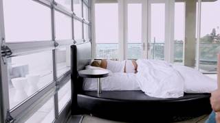 Lilly ist die sinnliche Blondine, die im Bett mit ihrem Freund saugt und fickt