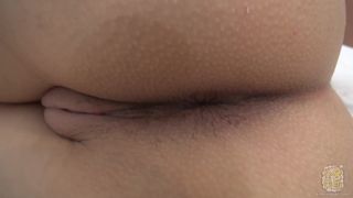 Die blonde Sofie präsentiert ihre schöne geschwollene Muschi solo