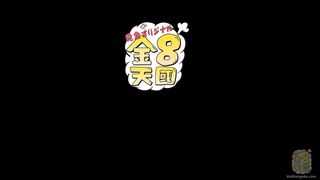 Nackte Blondine im Solo zeigt ihre Muschi und ihre Klitoris auf ihrem Bett