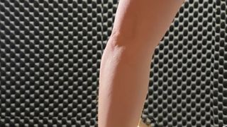 Um sich an ihrem Freund zu rächen, fistet sie seinen Arsch mit beiden Händen