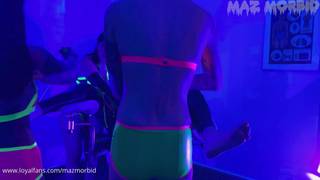 Ein fluoreszierender analer Fick für diesen armen unterwürfigen Mann