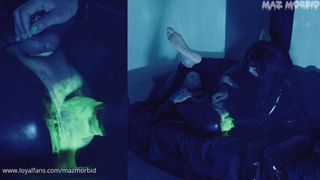 Sie trägt eine klebrige und glänzende Flüssigkeit in seinen Arsch ein, um ihn zu fisten.