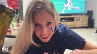 Vor dem Frankreich-Spiel fickt die Blonde, um ihnen Glück zu bringen