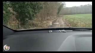 Nachdem sie im Wald angekommen ist, denkt die Blonde nur daran, ihm den Schwanz zu lutschen.