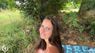 Sie gehen campen mit einem Mann, der sie beim Blasen sehen will.