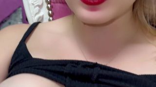 Bethy Story wirkt sinnlich, wenn sie am Arbeitsplatz masturbiert