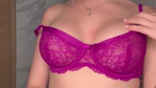 Lass uns den Körper dieser französischen Blondine genießen, die sich selbst berührt.