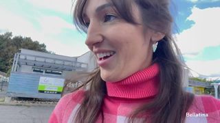 Bellatina, geparkt draußen, masturbiert sich mit einem großen Dildo