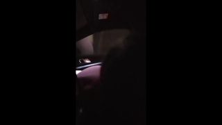 Louiselittlefrench bläst einen harten Schwanz im Auto!