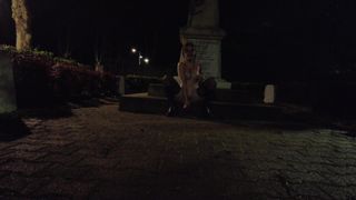 Es ist Nacht, aber die geile Louise denkt nur ans Masturbieren