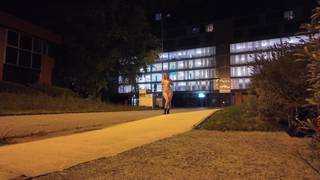 Französisches Mädchen Louise masturbiert mit ihrem Dildo auf der Straße Französisches Mädchen Louise masturbiert mit ihrem Dildo auf der Straße