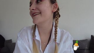 Louiselittlefrench kommt für einen Gangbang, nachdem sie am Pool gesaugt hat