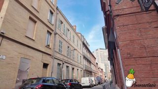 Louise ist ein bisschen kalt, aber trotzdem zeigt sie uns ihre Titten