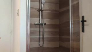 Jade Latour badet mit einem Mädchen, das einen schönen Körper hat.