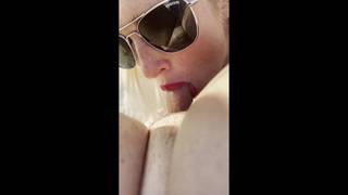 Du hast keine Ahnung, wie sehr diese Blonde es liebt, draußen Schwänze zu ficken