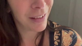 Sie wird mit Sperma über ihr ganzes Gesicht so sexy aussehen