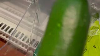 Fk2 sucht eine Gurke, um sich die Muschi zu masturbieren!