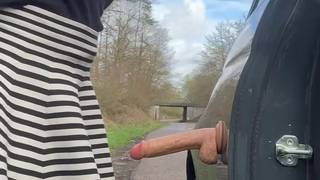 Sogar im Auto masturbiert Prisa mit dem Notfall-Dildo