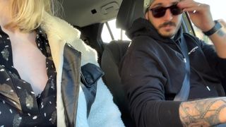 Französische Schlampe fickt einen unbekannten Fahrer in der Natur!