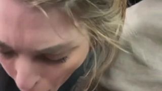 Blonde Babe macht ihren Mann Sperma in ihrem Mund von einem Blowjob