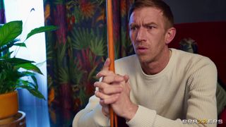 Danny D fickt die zierliche Latina Gatita Veve hart auf dem Billardtisch