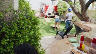 Kurvige und dicke Nika Venom's heimlicher BBQ-Fick mit Van Wylde