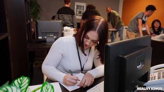 Lucy Lotus gibt James Angel einen schlampigen Blowjob im Pausenraum