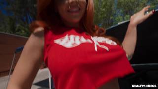 Sinatra Monroe wird von Mick Blue bei einer Autoshow gefickt