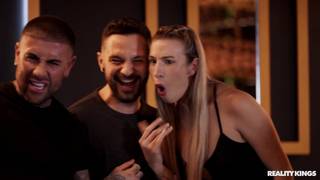 Die Kellnerin Lia Lin fickt heimlich in der Bar mit Jimmy Bud.