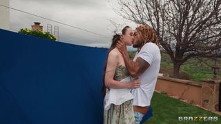 Trad-Wife Hazel Moore lässt sich ihre Muschi von Derek Savage ficken
