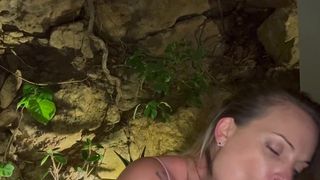 Tiffany kommt mit einem trockenen Mund an und will ihn mit einem Schwanz befeuchten Tiffany kommt mit einem trockenen Mund an und will ihn mit einem Schwanz befeuchten