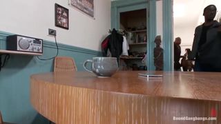 Eva Karera wird von fünf schwarzen Männern mit großen Schwänzen gangbanged