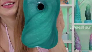 Ethereal Faun zeigt uns die dicken Dildos, die sie gekauft hat