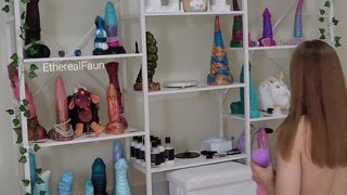 Ethereal Faun will uns all ihre Spielzeuge zeigen, die sie hat