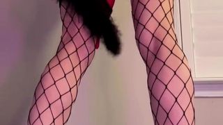 Ein Spielzeug in die Muschi gestopft und ein paar Spankings, um es angenehm zu machen Ein Spielzeug in die Muschi gestopft und ein paar Spankings, um es angenehm zu machen