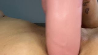 Sie hält ihre Fotze behaart und masturbiert, damit wir ihren Dildo sehen können.