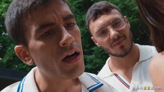 Die Sexarbeiterin Klara Divine bläst heimlich Danny D einen.