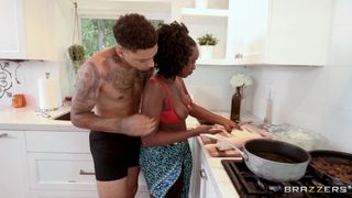 Ebony-Babe Elsie schluckt Air Thuggers Seele mit einem schlabbrigen Blowjob