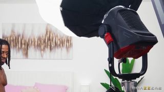 Ava Amira rettet den Tag, indem sie eine BBC fickt und lutscht