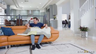 Geile Kay Kay reitet Kyles Schwanz leise neben ihrer Mitbewohnerin