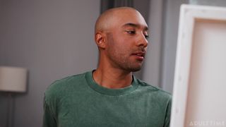 Oliver Davis wird hart, während er Millie Morgan malt