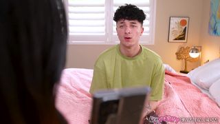 Die Tahitianerin Elle Voneva überrascht beim Masturbieren