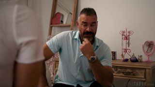 Charles lässt seine Stieftochter Madison Wilde knien, um seinen Schwanz zu lutschen