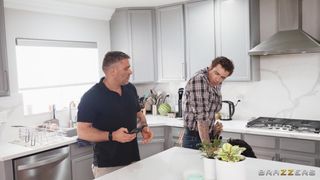 Geile schwarze Babe Rayne Carter flirtet und bläst die Handwerker