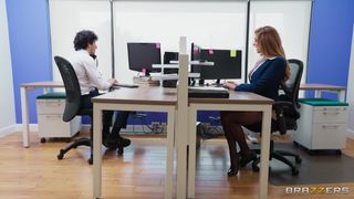 Schlampige Annie King lässt sich im Büro-WC die Fotze hart durchficken