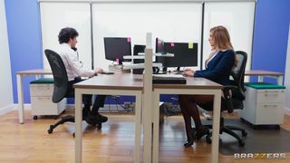 Schlampige Annie King lässt sich im Büro-WC die Fotze hart durchficken