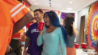 Teen Violet Ray saugt dem gesamten Football-Team einen, während Freunde zuschauen
