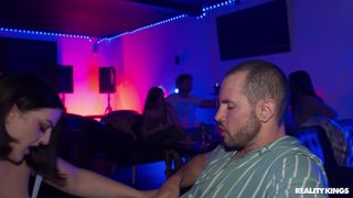 Lucy Lotus reibt sich an diesem Mann, dann bläst sie ihn in der Mitte der Bar