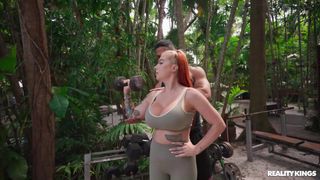 Cubbi Thompson lutscht Mike Ox den Schwanz, während er trainiert.